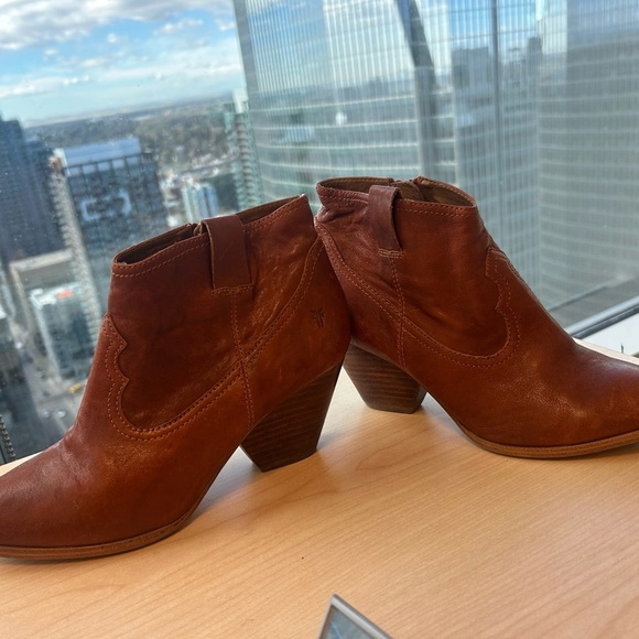 Frye 8 “Raina” in Cognac NEWER worn once— heel tag still in. Classic and quality - Picture 5 of 12